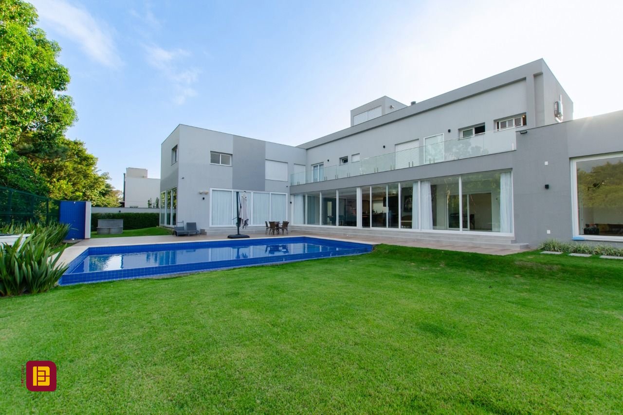 Casa de Condomínio com 942m², 6 quartos (sendo 5 suítes), 4 garagens, no bairro Cacupé em Florianópolis