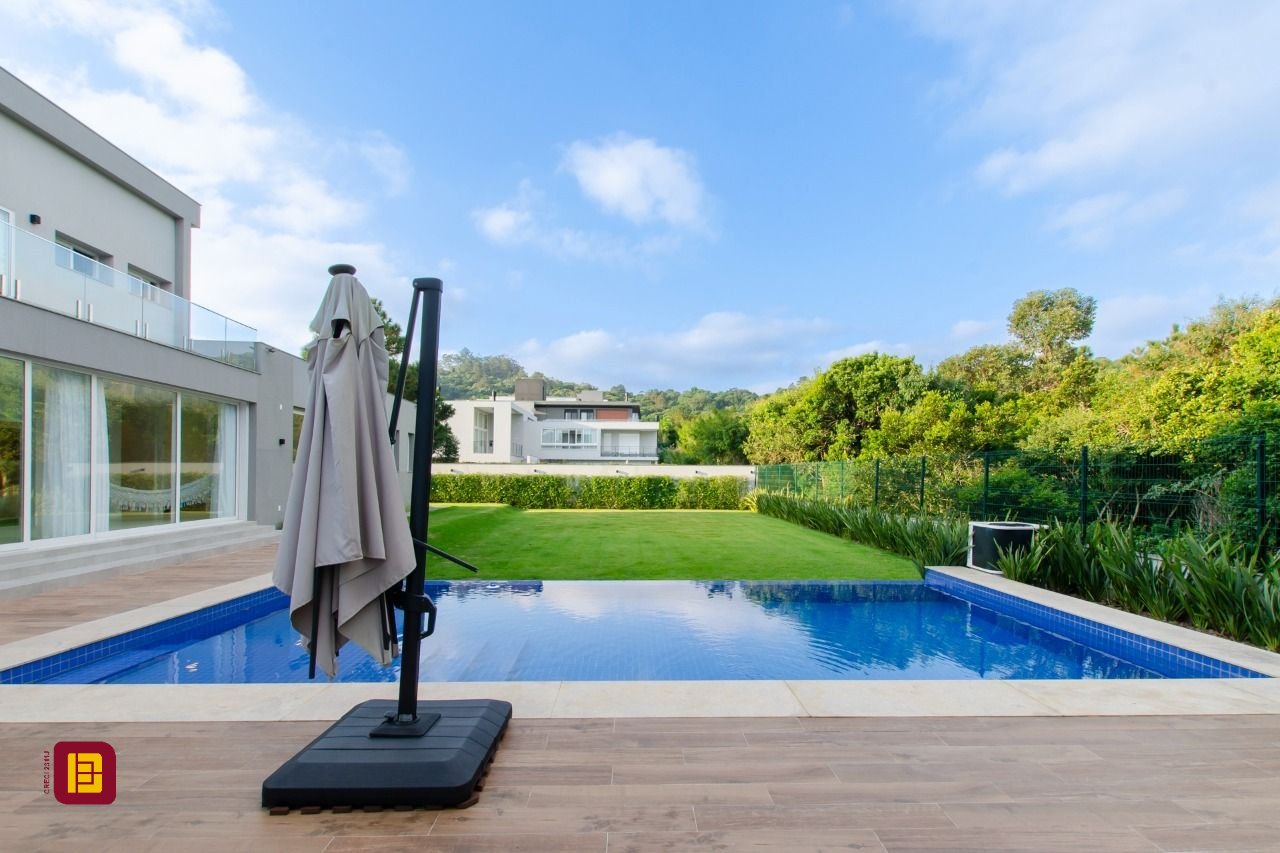 Casa de Condomínio com 942m², 6 quartos (sendo 5 suítes), 4 garagens, no bairro Cacupé em Florianópolis