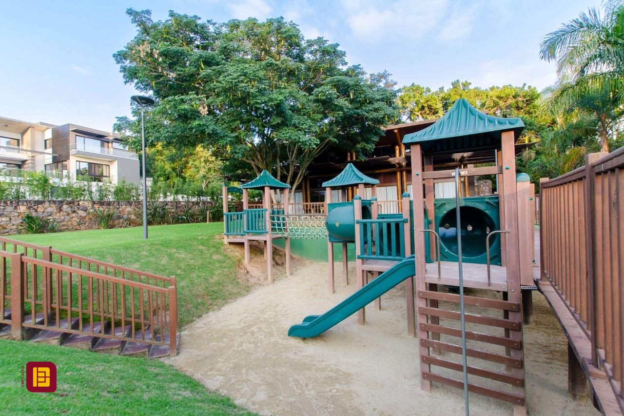 Casa de Condomínio com 942m², 6 quartos (sendo 5 suítes), 4 garagens, no bairro Cacupé em Florianópolis