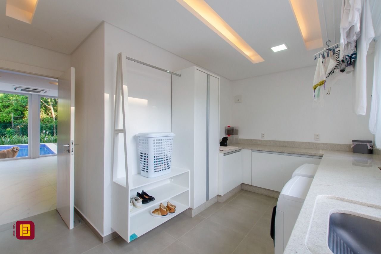 Casa de Condomínio com 942m², 6 quartos (sendo 5 suítes), 4 garagens, no bairro Cacupé em Florianópolis