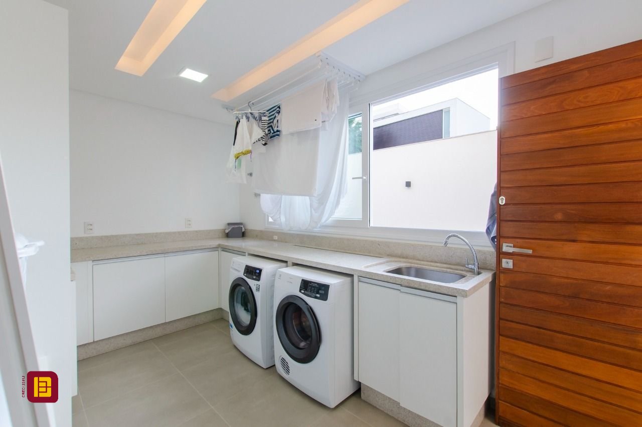 Casa de Condomínio com 942m², 6 quartos (sendo 5 suítes), 4 garagens, no bairro Cacupé em Florianópolis