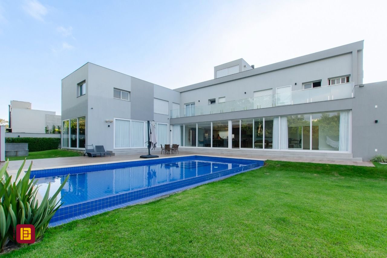 Casa de Condomínio com 942m², 6 quartos (sendo 5 suítes), 4 garagens, no bairro Cacupé em Florianópolis