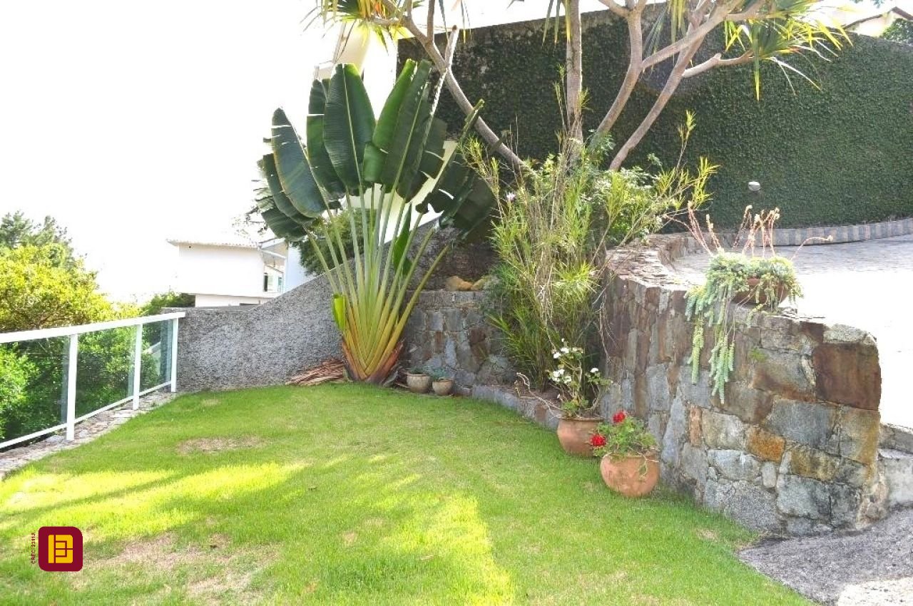 Casa de Condomínio com 400m², 3 quartos (sendo 1 suíte), 2 garagens, no bairro Bosque das Mansões em São José