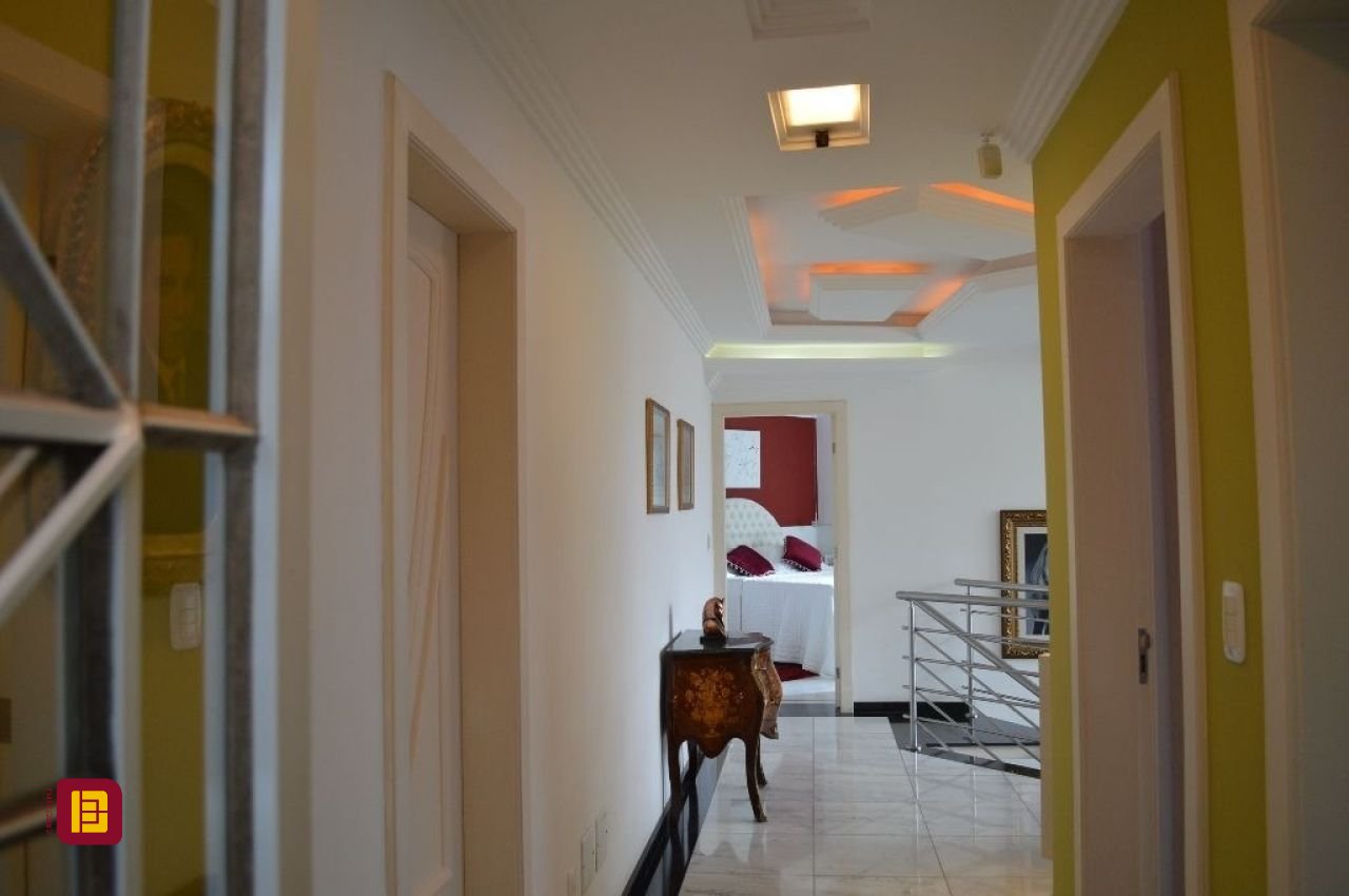 Casa de Condomínio com 400m², 3 quartos (sendo 1 suíte), 2 garagens, no bairro Bosque das Mansões em São José