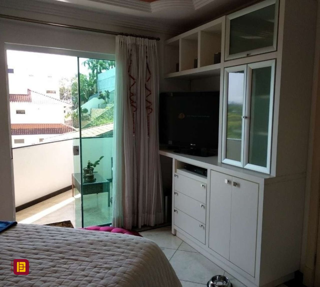 Casa de Condomínio com 400m², 3 quartos (sendo 1 suíte), 2 garagens, no bairro Bosque das Mansões em São José