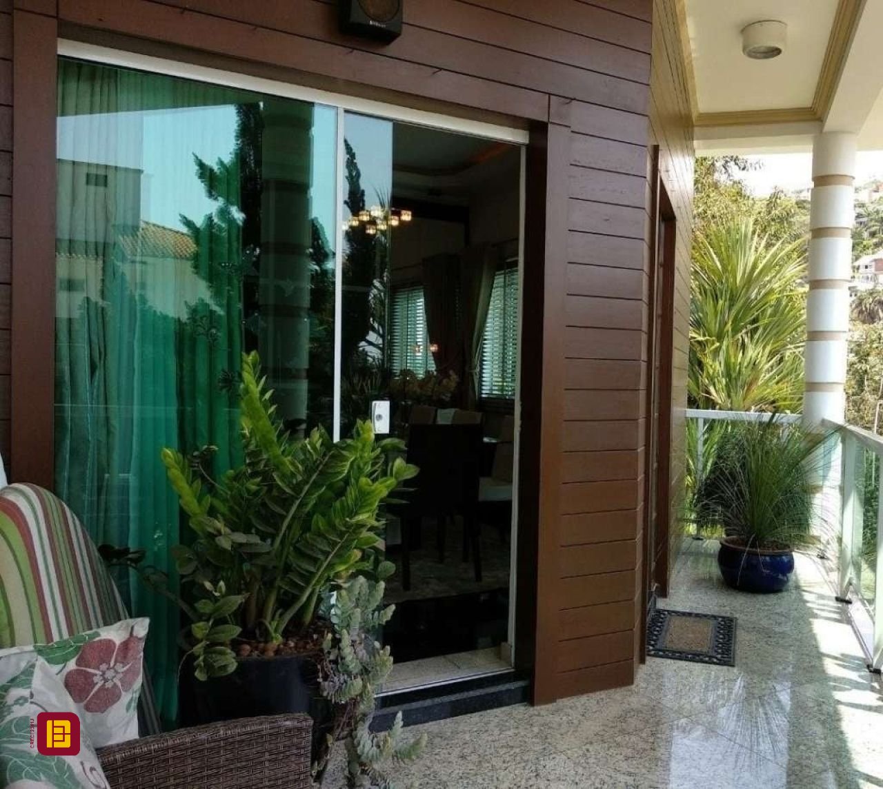 Casa de Condomínio com 400m², 3 quartos (sendo 1 suíte), 2 garagens, no bairro Bosque das Mansões em São José