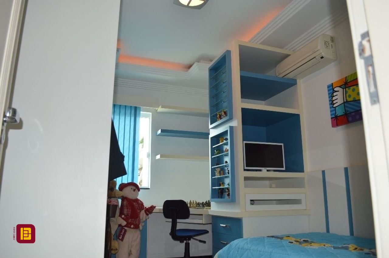 Casa de Condomínio com 400m², 3 quartos (sendo 1 suíte), 2 garagens, no bairro Bosque das Mansões em São José
