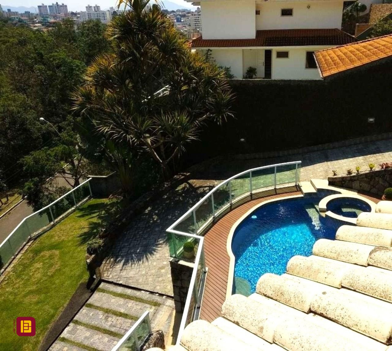 Casa de Condomínio com 400m², 3 quartos (sendo 1 suíte), 2 garagens, no bairro Bosque das Mansões em São José