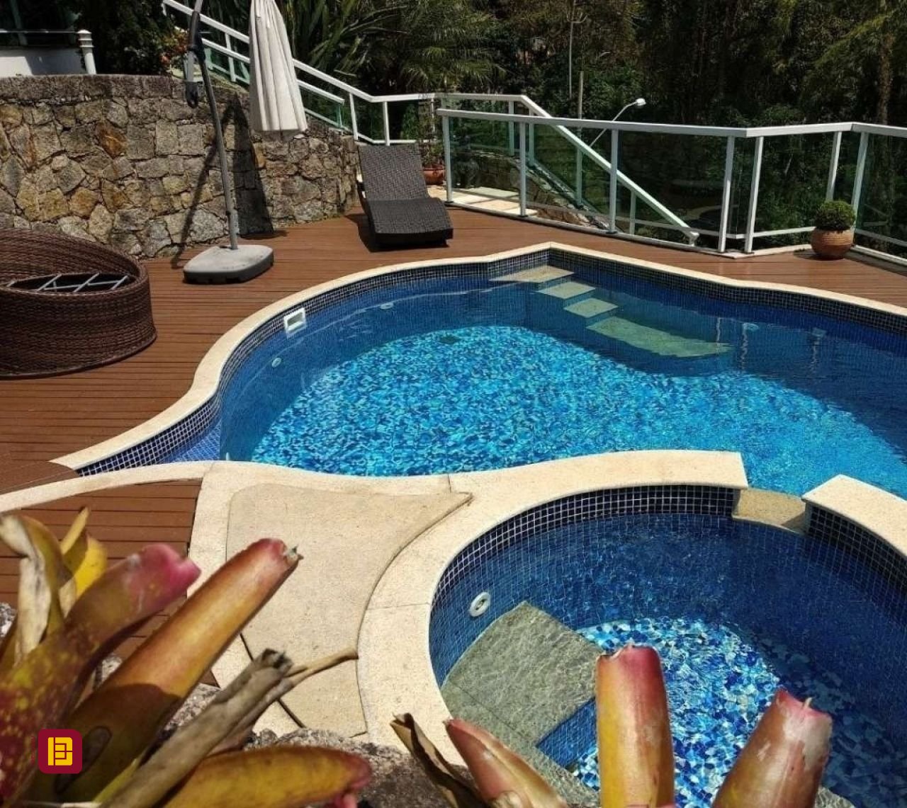 Casa de Condomínio com 400m², 3 quartos (sendo 1 suíte), 2 garagens, no bairro Bosque das Mansões em São José