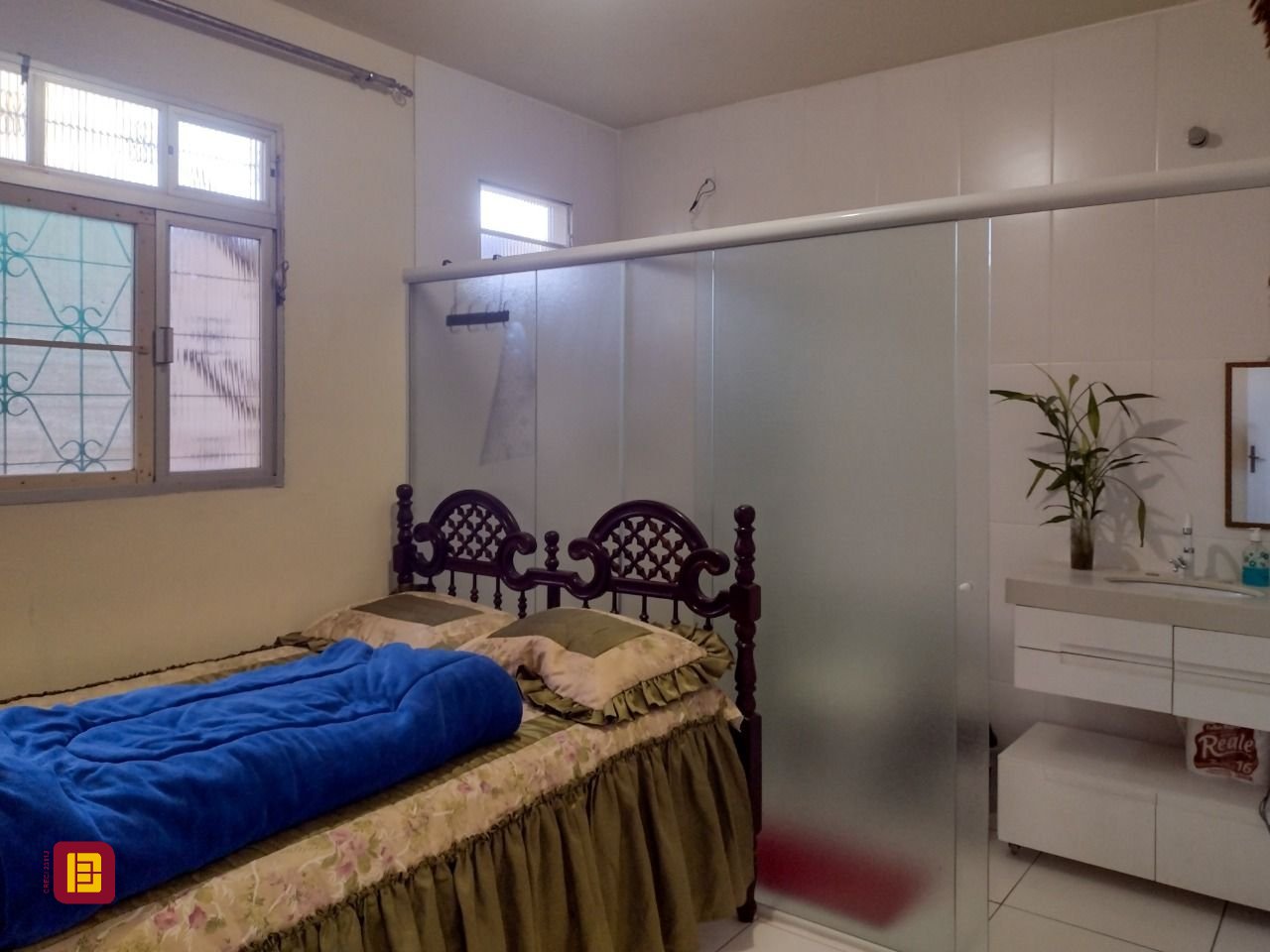 Casa com 133m², 7 quartos (sendo 2 suítes), 3 garagens, no bairro Ingleses em Florianópolis