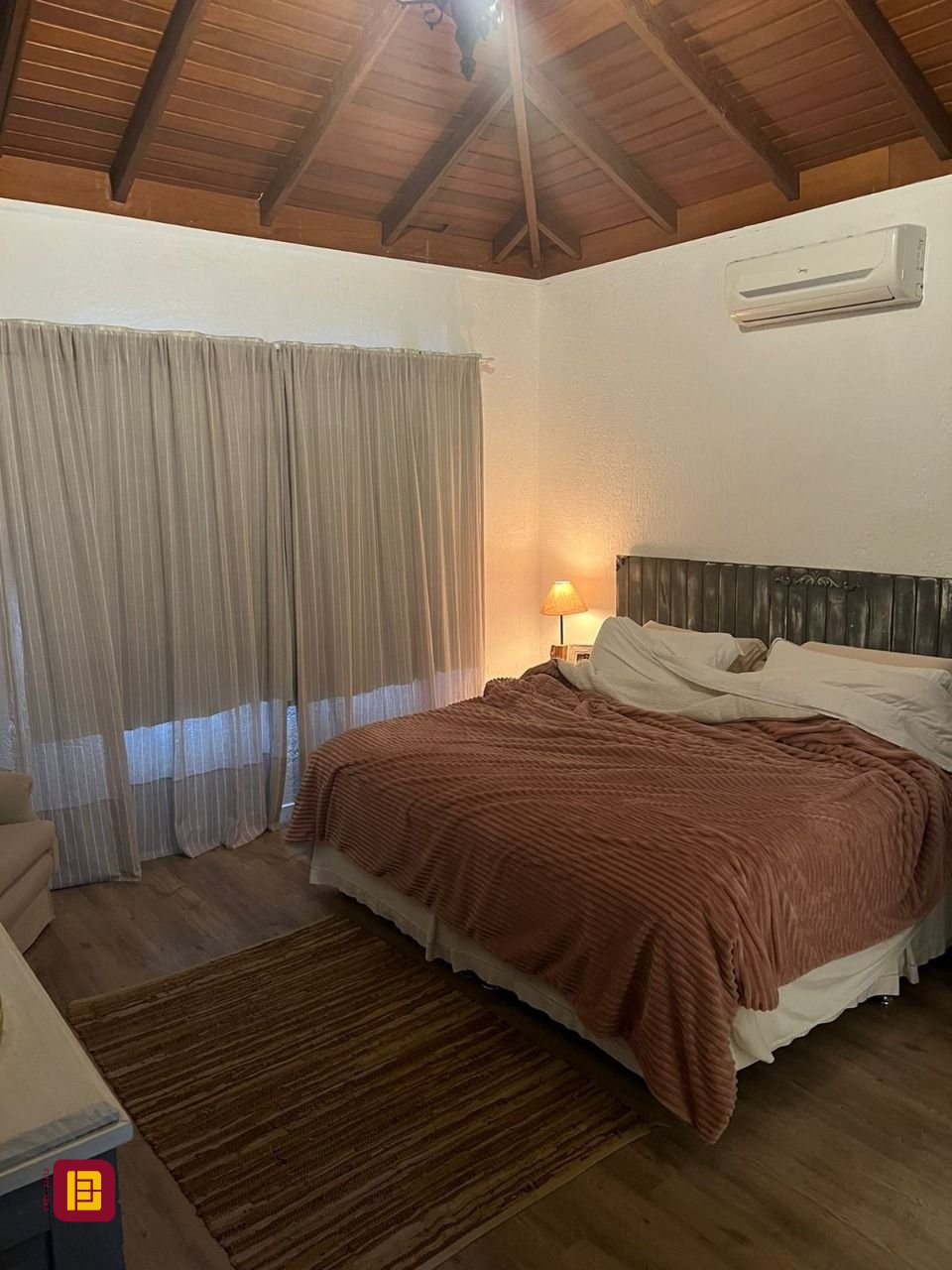 Casa com 250m², 4 quartos (sendo 1 suíte), 2 garagens, no bairro Santo Antônio de Lisboa em Florianópolis