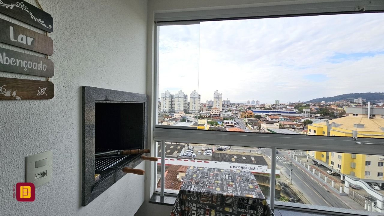 Apartamento com 67m², 2 quartos (sendo 1 suíte), 1 garagem, no bairro Areias em São José