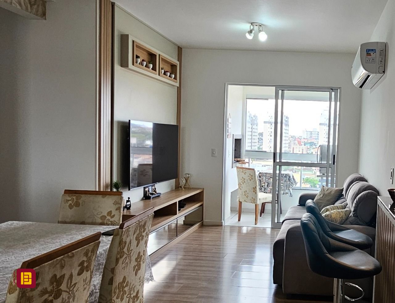 Apartamento com 67m², 2 quartos (sendo 1 suíte), 1 garagem, no bairro Areias em São José