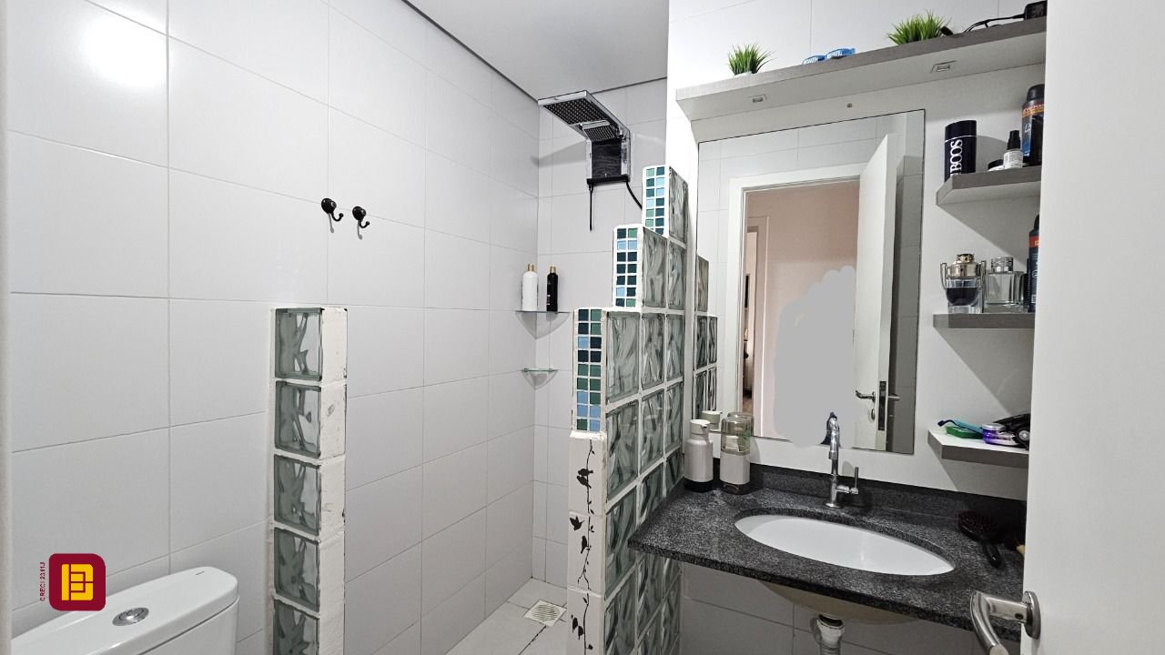 Apartamento com 67m², 2 quartos (sendo 1 suíte), 1 garagem, no bairro Areias em São José