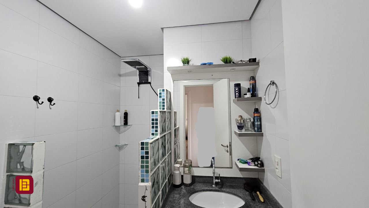 Apartamento com 67m², 2 quartos (sendo 1 suíte), 1 garagem, no bairro Areias em São José