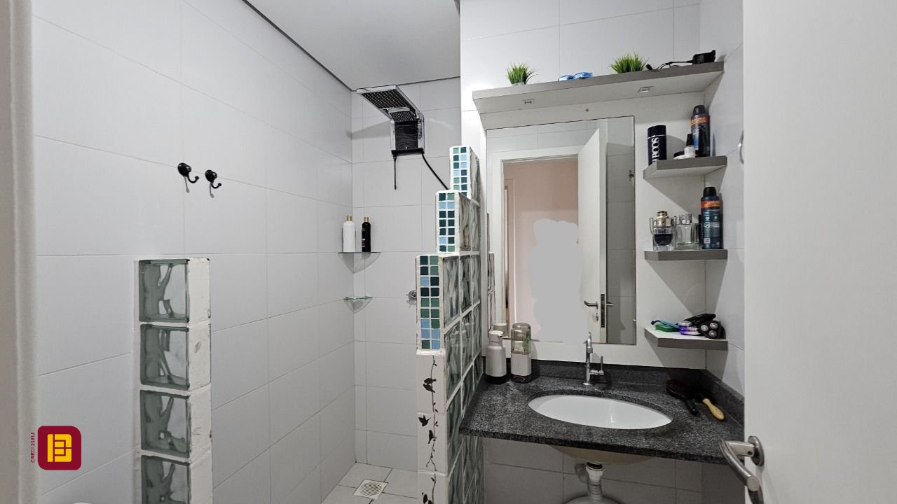 Apartamento com 67m², 2 quartos (sendo 1 suíte), 1 garagem, no bairro Areias em São José