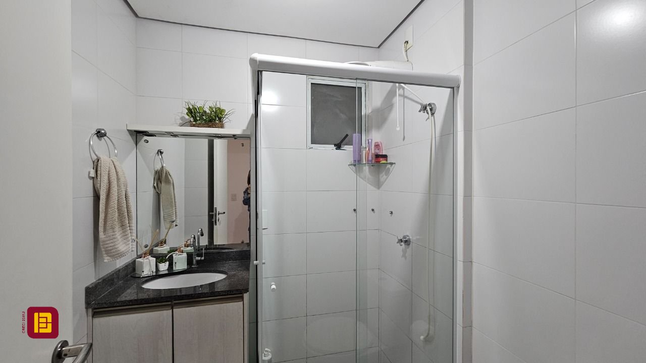 Apartamento com 67m², 2 quartos (sendo 1 suíte), 1 garagem, no bairro Areias em São José