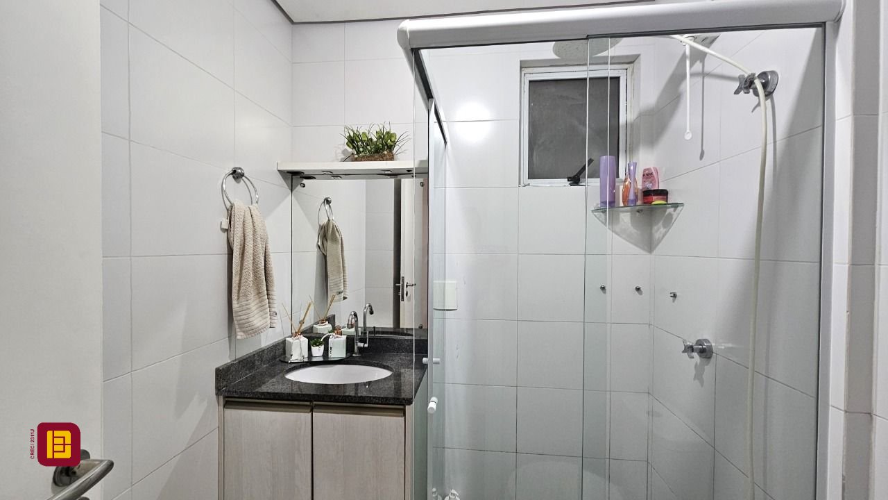 Apartamento com 67m², 2 quartos (sendo 1 suíte), 1 garagem, no bairro Areias em São José
