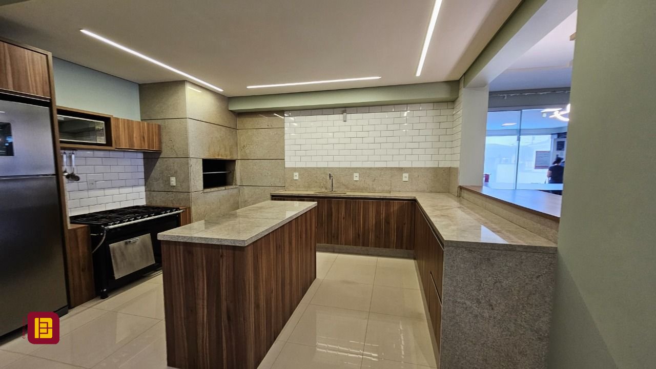 Apartamento com 67m², 2 quartos (sendo 1 suíte), 1 garagem, no bairro Areias em São José
