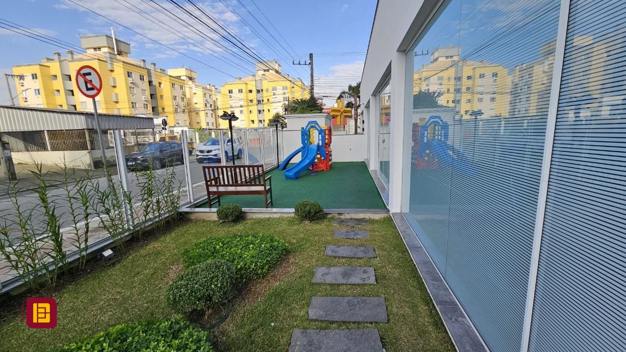 Apartamento com 67m², 2 quartos (sendo 1 suíte), 1 garagem, no bairro Areias em São José