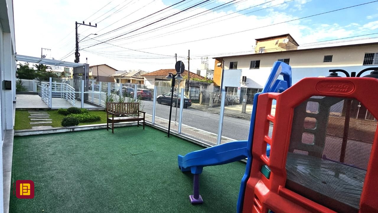 Apartamento com 67m², 2 quartos (sendo 1 suíte), 1 garagem, no bairro Areias em São José