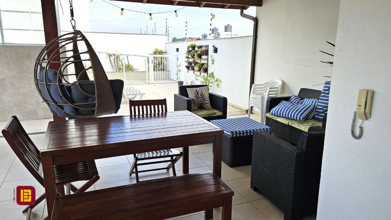 Apartamento com 67m², 2 quartos (sendo 1 suíte), 1 garagem, no bairro Areias em São José