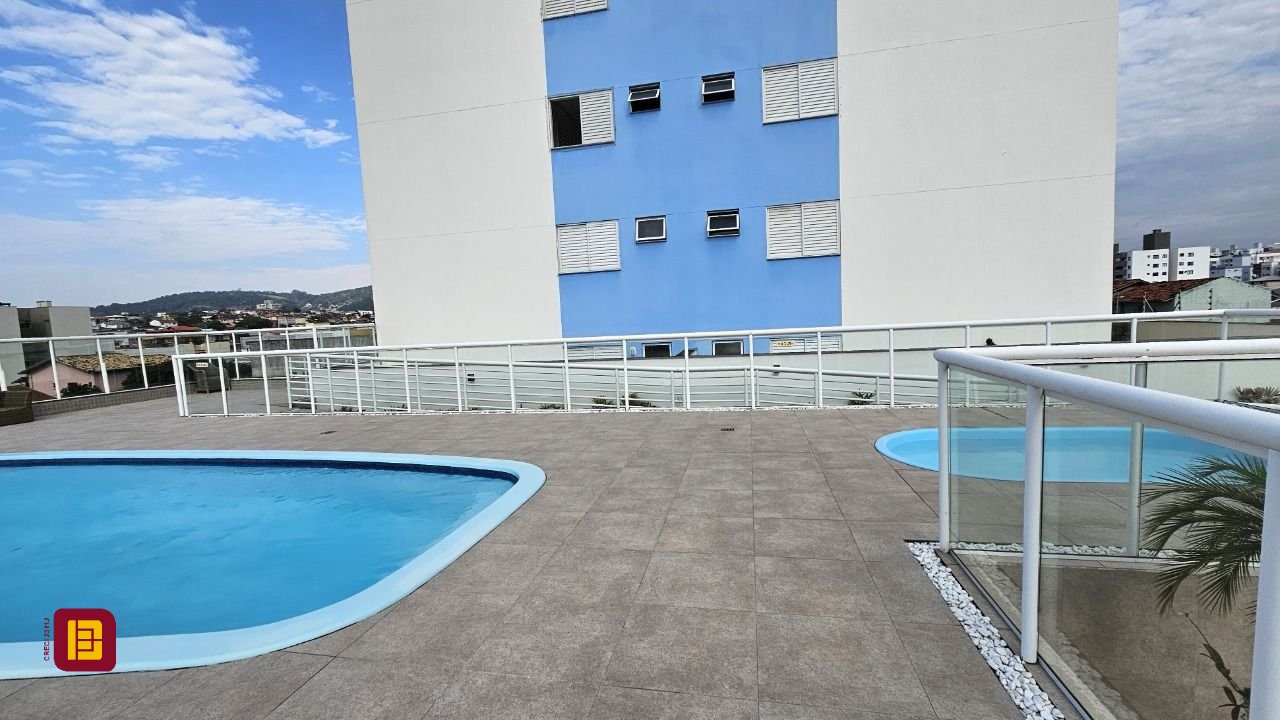 Apartamento com 67m², 2 quartos (sendo 1 suíte), 1 garagem, no bairro Areias em São José