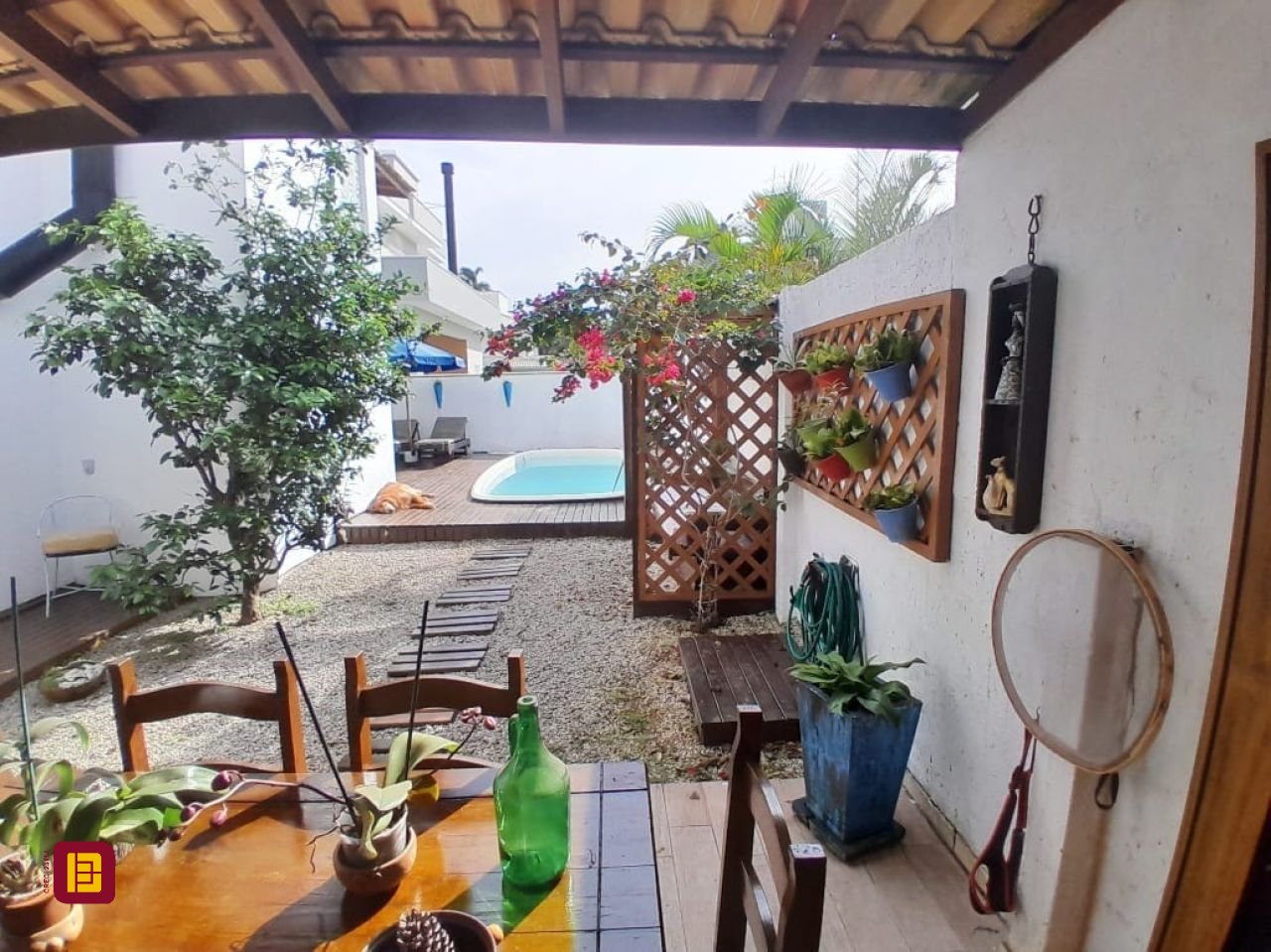 Casa de Condomínio com 267m², 9 quartos (sendo 4 suítes), no bairro Cachoeira do Bom Jesus em Florianópolis