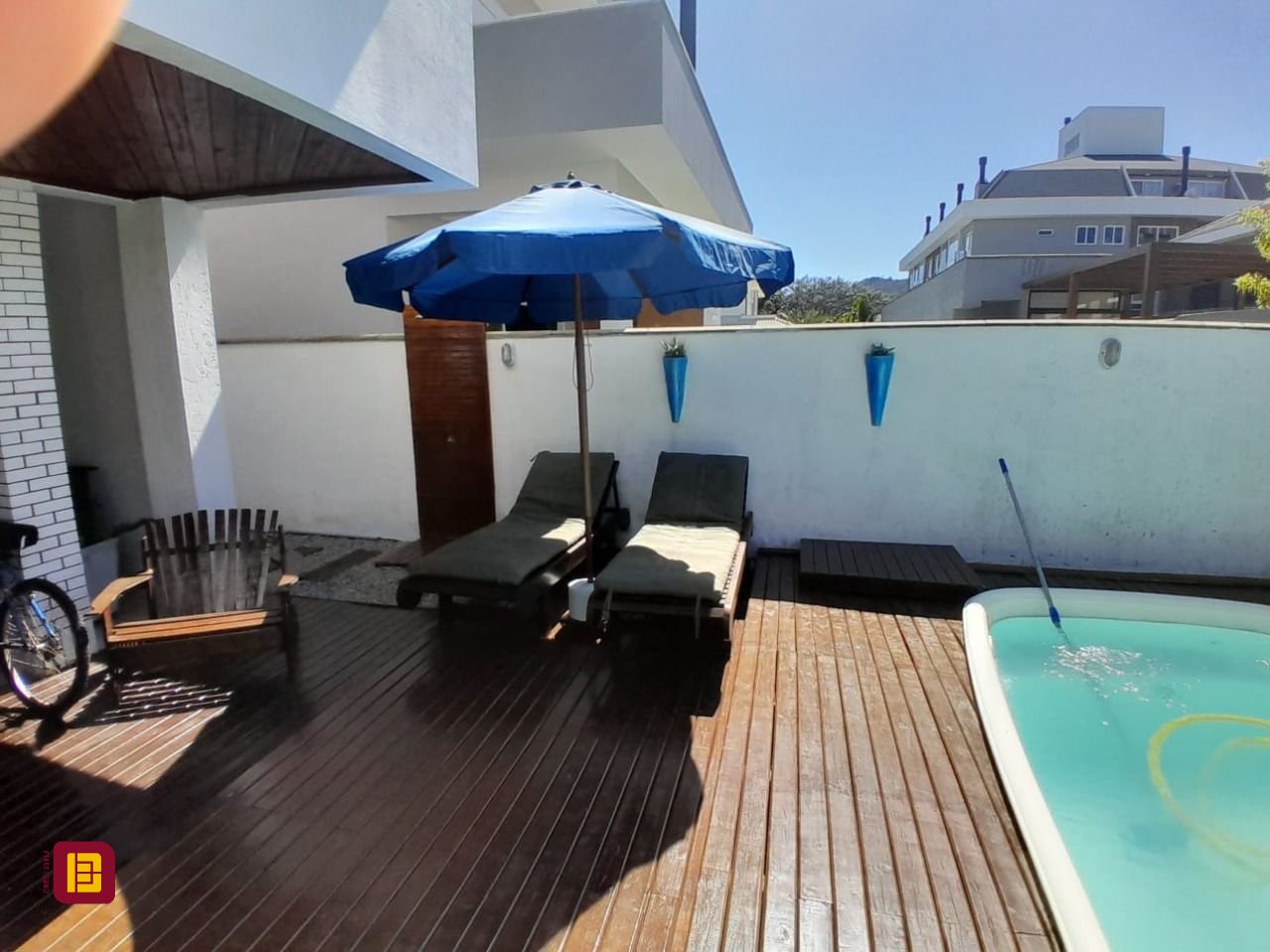 Casa de Condomínio com 267m², 9 quartos (sendo 4 suítes), no bairro Cachoeira do Bom Jesus em Florianópolis