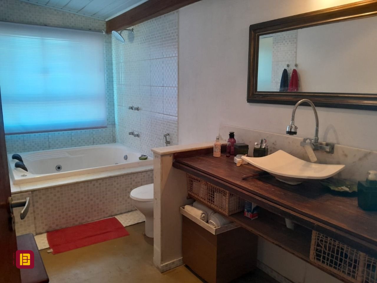Casa de Condomínio com 267m², 9 quartos (sendo 4 suítes), no bairro Cachoeira do Bom Jesus em Florianópolis
