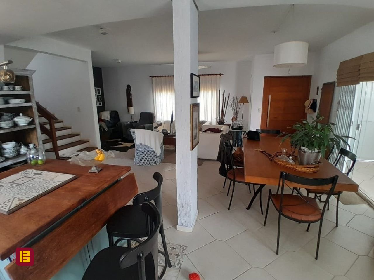 Casa de Condomínio com 267m², 9 quartos (sendo 4 suítes), no bairro Cachoeira do Bom Jesus em Florianópolis