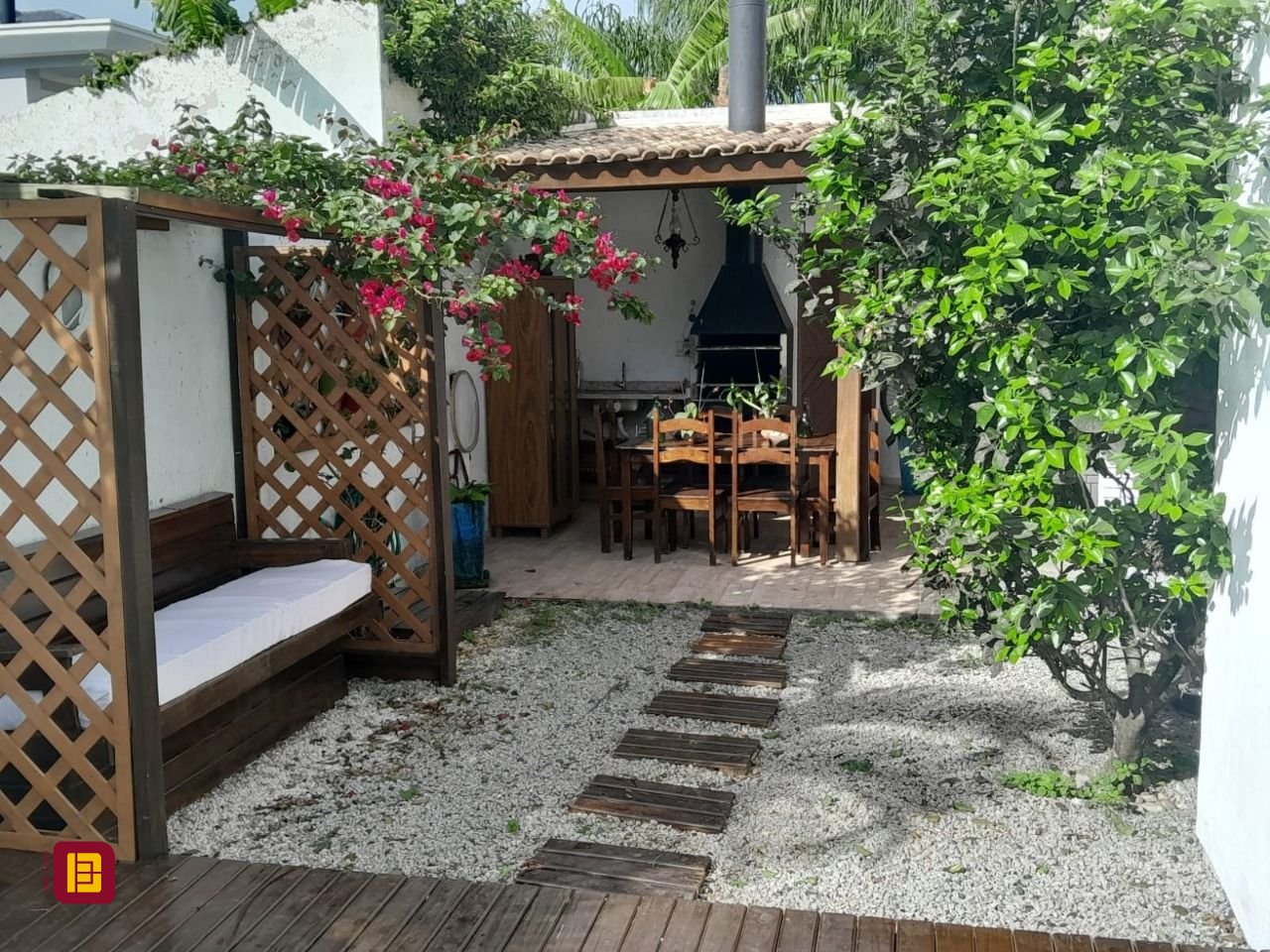 Casa de Condomínio com 267m², 9 quartos (sendo 4 suítes), no bairro Cachoeira do Bom Jesus em Florianópolis