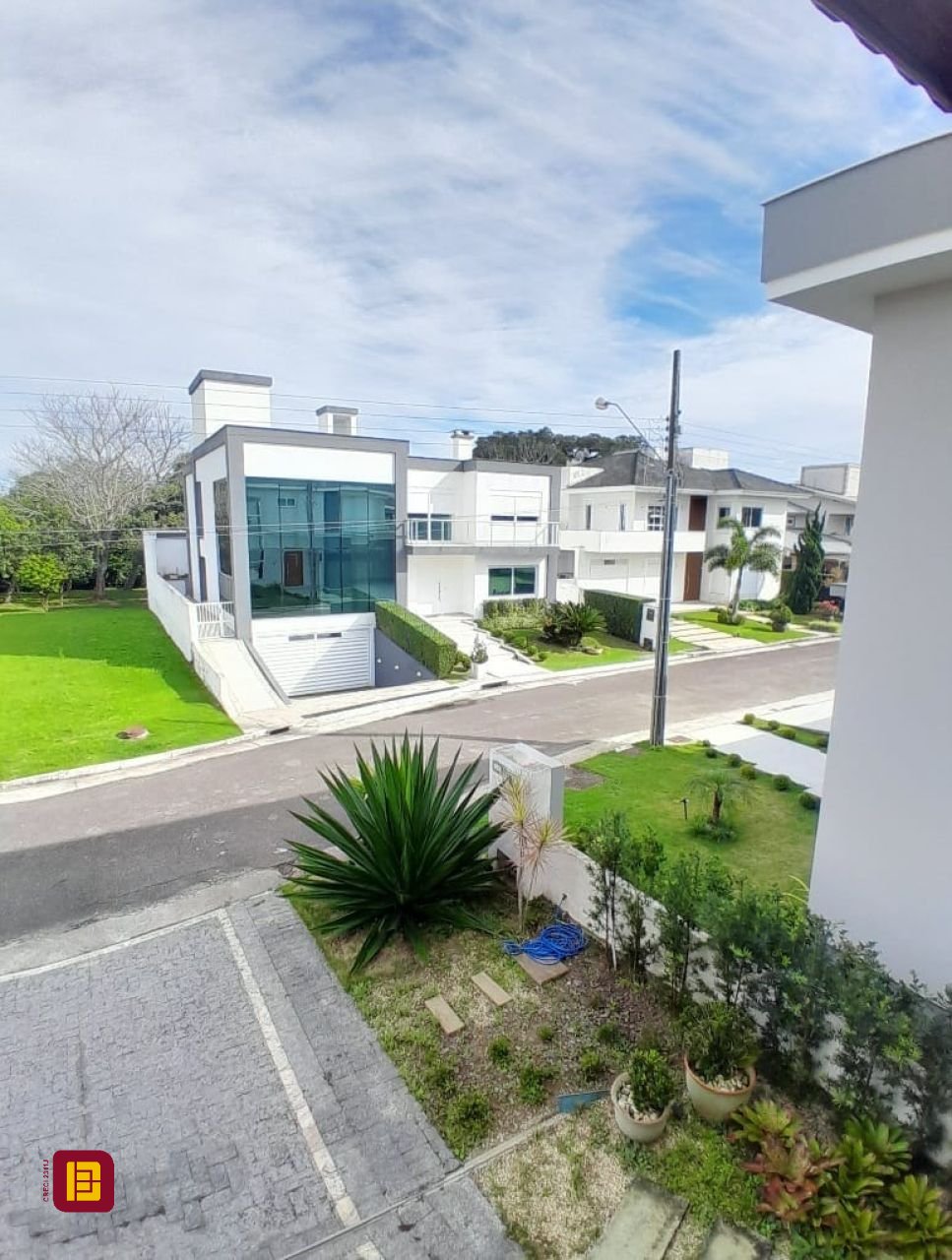 Casa de Condomínio com 267m², 9 quartos (sendo 4 suítes), no bairro Cachoeira do Bom Jesus em Florianópolis