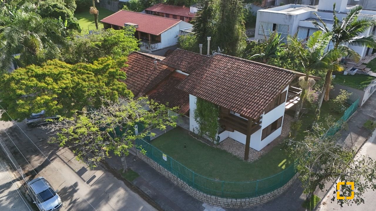 Casa com 327m², 7 quartos (sendo 1 suíte), 3 garagens, no bairro Trindade em Florianópolis