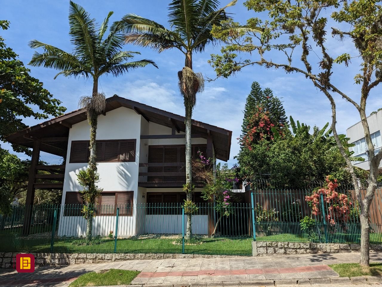 Casa com 327m², 7 quartos (sendo 1 suíte), 3 garagens, no bairro Trindade em Florianópolis
