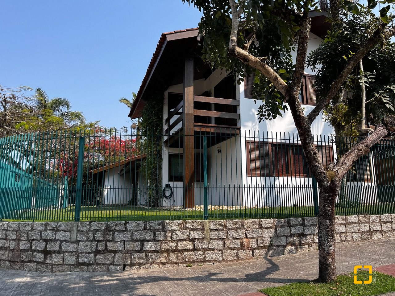 Casa com 327m², 7 quartos (sendo 1 suíte), 3 garagens, no bairro Trindade em Florianópolis