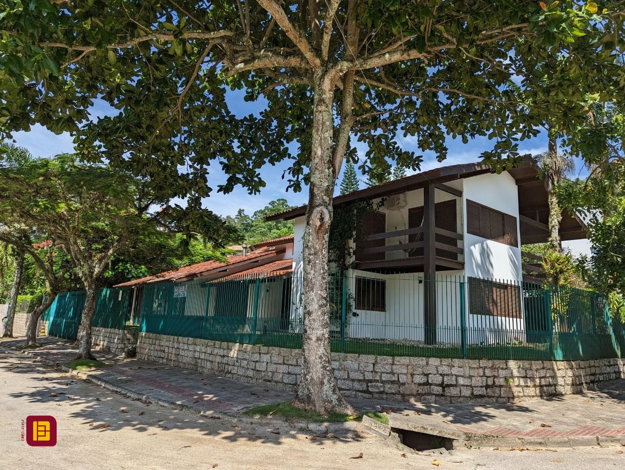 Casa com 327m², 7 quartos (sendo 1 suíte), 3 garagens, no bairro Trindade em Florianópolis