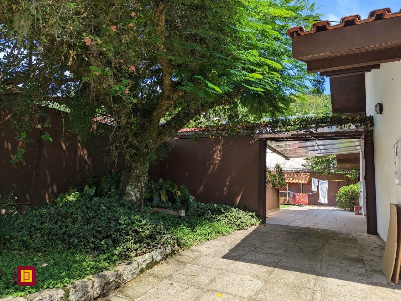 Casa com 327m², 7 quartos (sendo 1 suíte), 3 garagens, no bairro Trindade em Florianópolis
