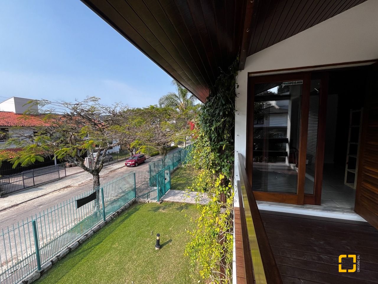 Casa com 327m², 7 quartos (sendo 1 suíte), 3 garagens, no bairro Trindade em Florianópolis
