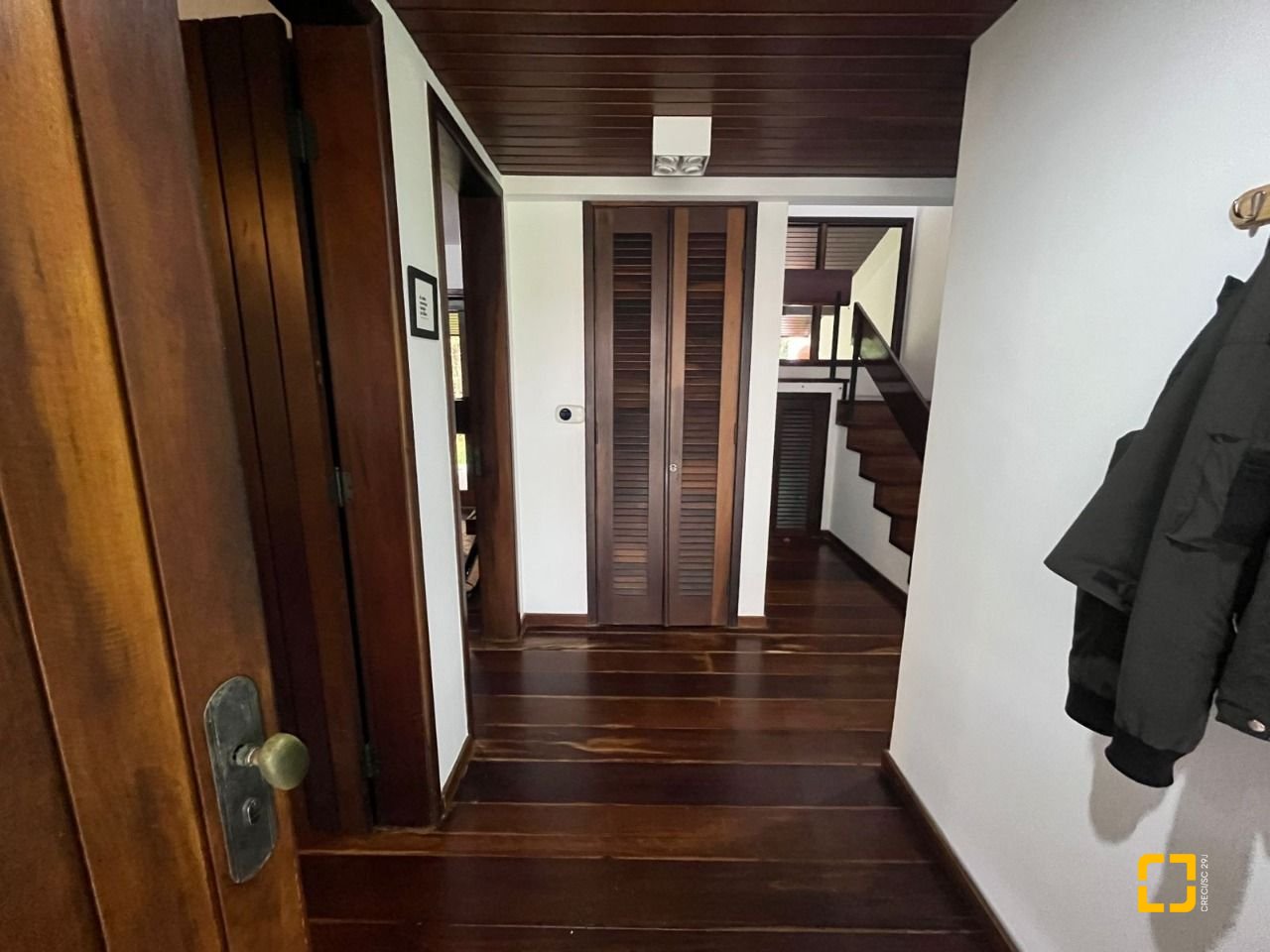 Casa com 327m², 7 quartos (sendo 1 suíte), 3 garagens, no bairro Trindade em Florianópolis