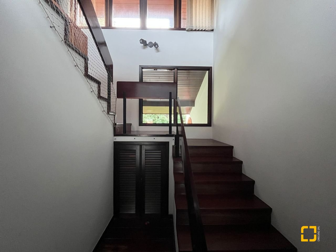 Casa com 327m², 7 quartos (sendo 1 suíte), 3 garagens, no bairro Trindade em Florianópolis