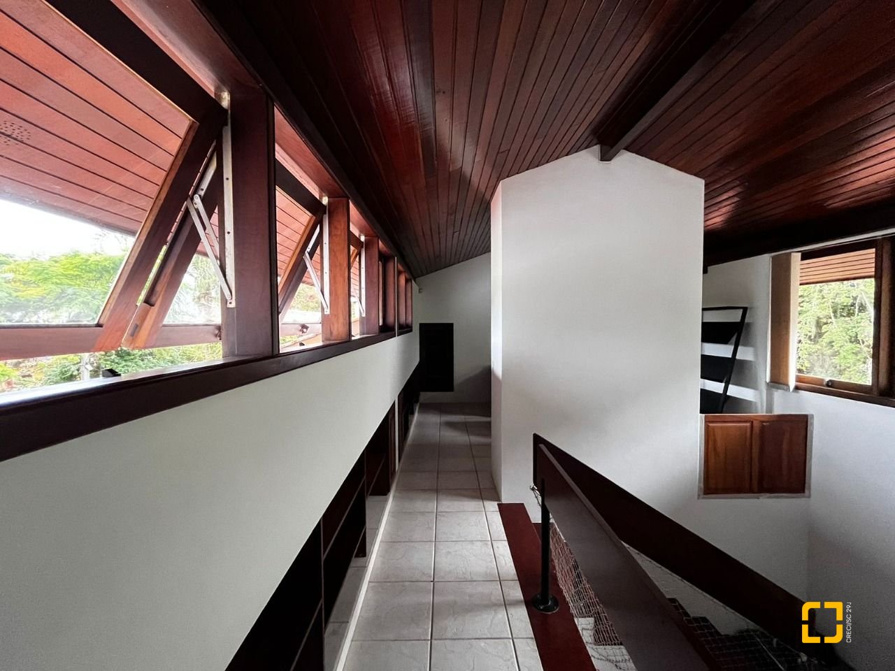 Casa com 327m², 7 quartos (sendo 1 suíte), 3 garagens, no bairro Trindade em Florianópolis