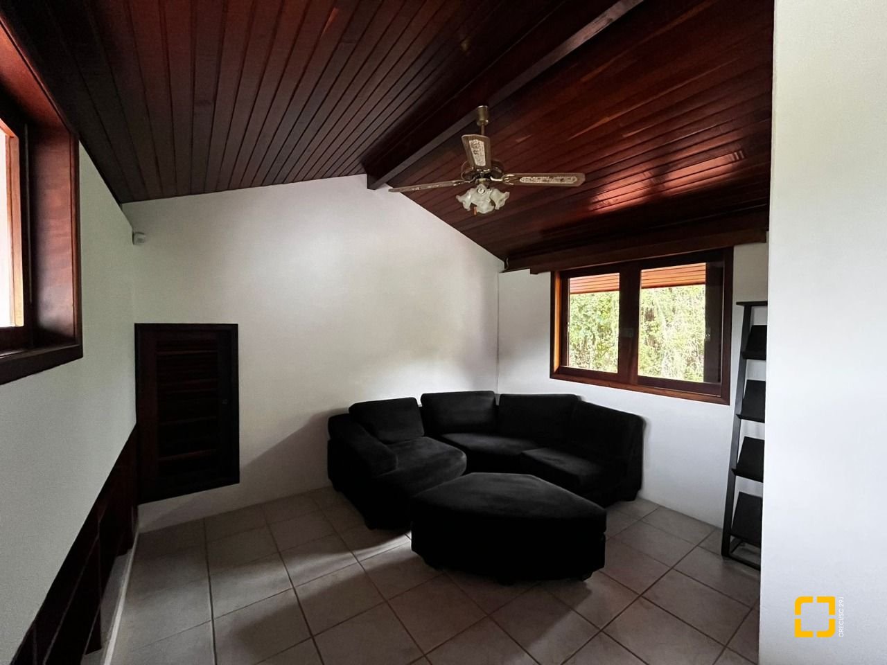 Casa com 327m², 7 quartos (sendo 1 suíte), 3 garagens, no bairro Trindade em Florianópolis