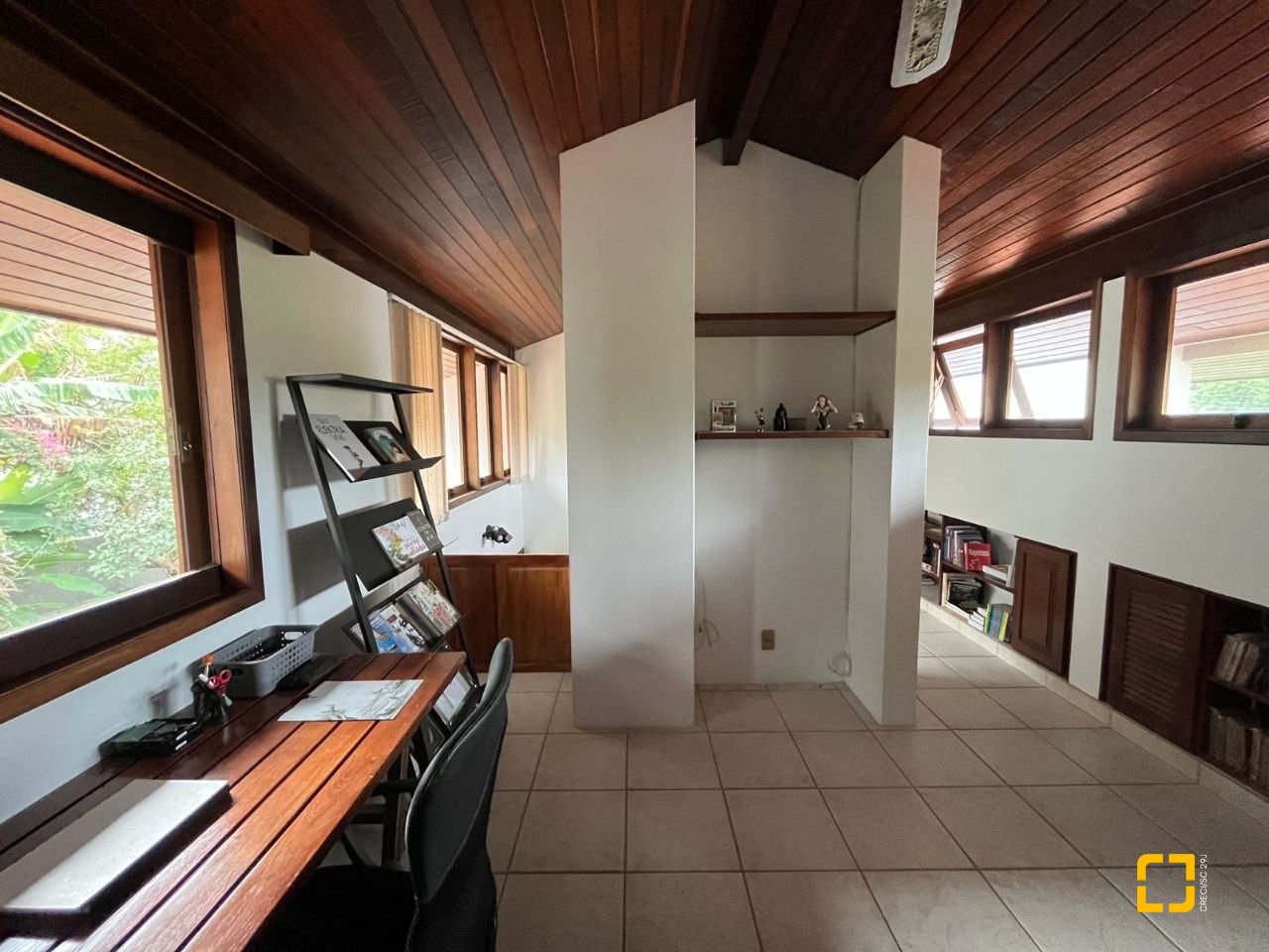 Casa com 327m², 7 quartos (sendo 1 suíte), 3 garagens, no bairro Trindade em Florianópolis