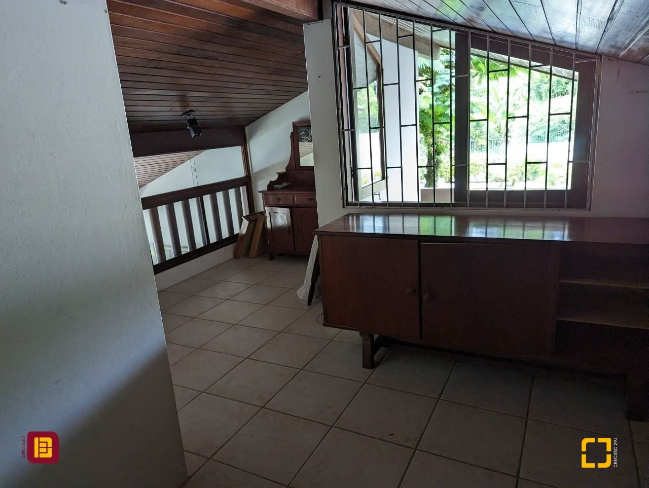 Casa com 327m², 7 quartos (sendo 1 suíte), 3 garagens, no bairro Trindade em Florianópolis