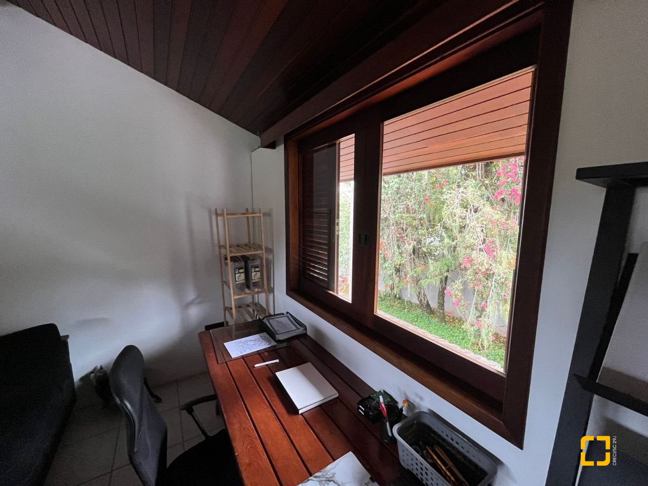Casa com 327m², 7 quartos (sendo 1 suíte), 3 garagens, no bairro Trindade em Florianópolis
