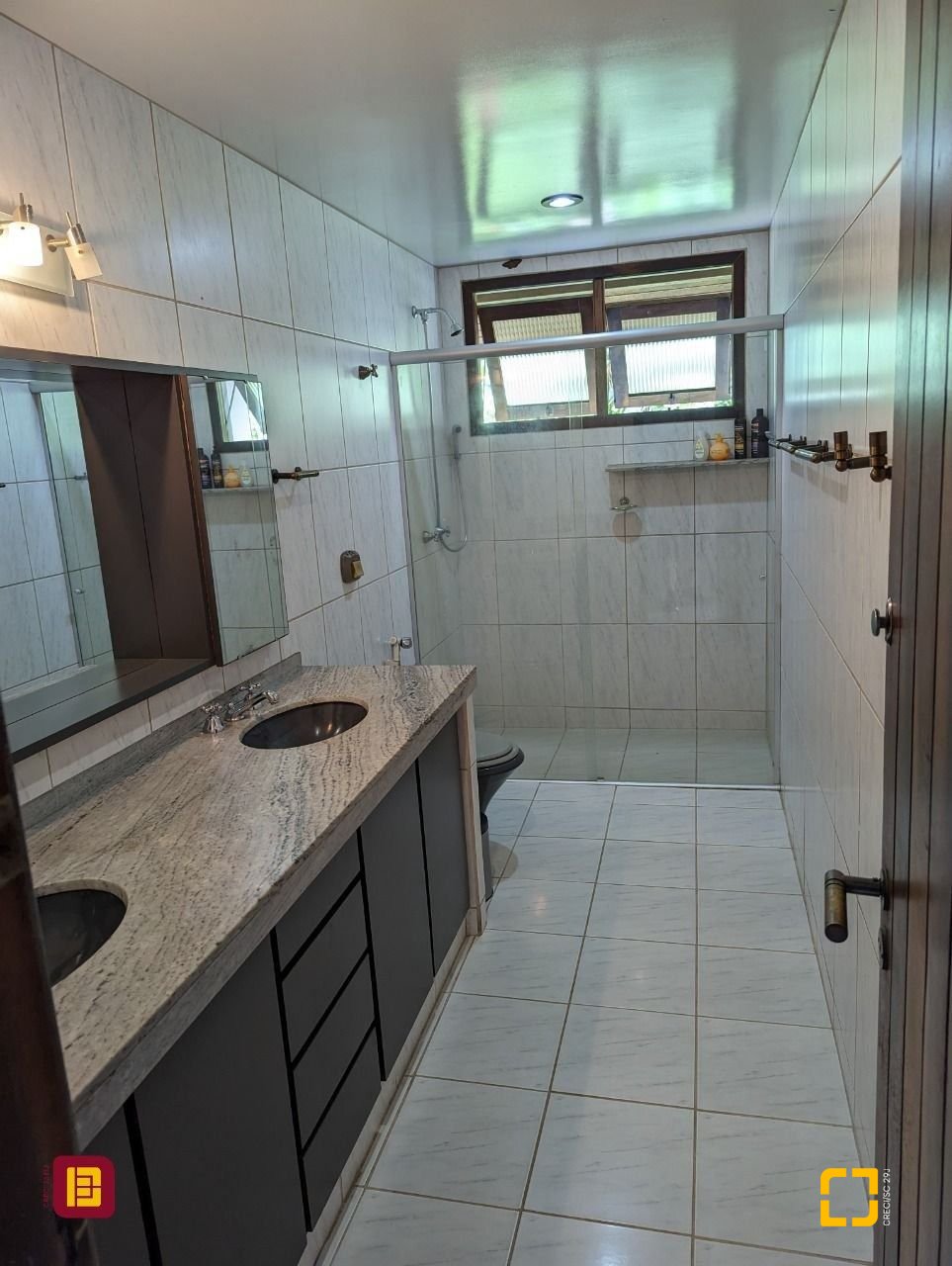 Casa com 327m², 7 quartos (sendo 1 suíte), 3 garagens, no bairro Trindade em Florianópolis