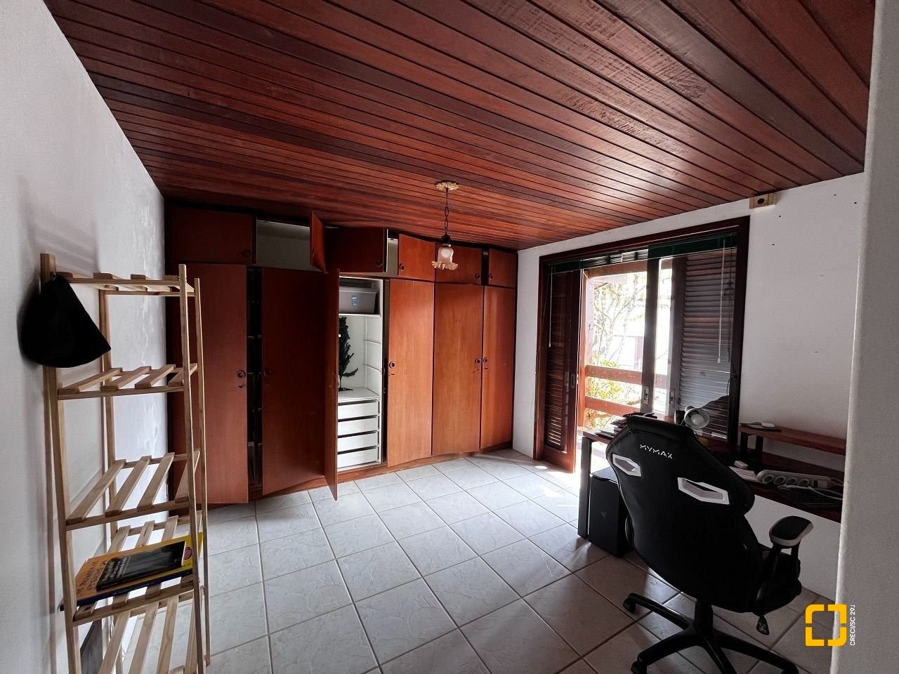 Casa com 327m², 7 quartos (sendo 1 suíte), 3 garagens, no bairro Trindade em Florianópolis