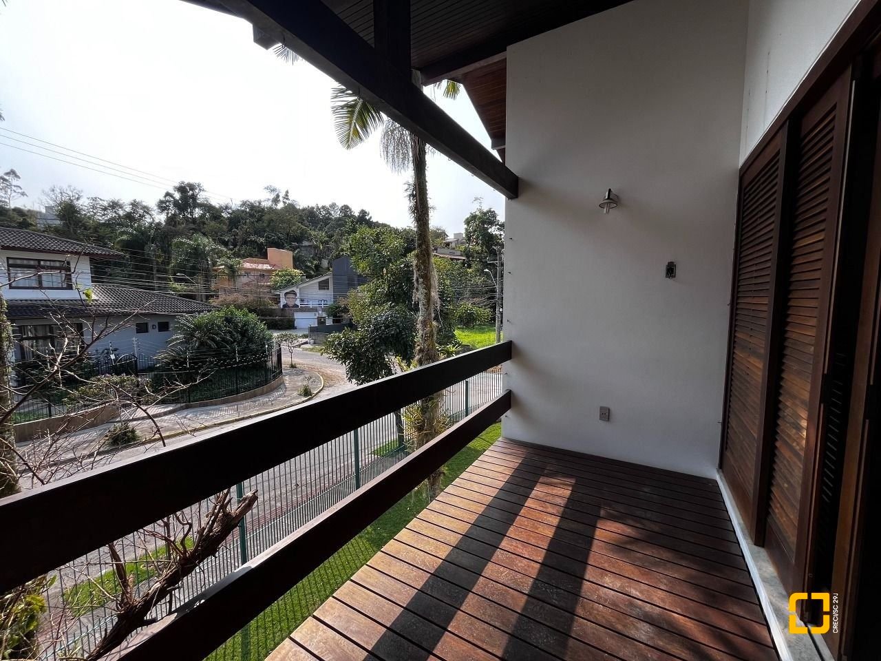 Casa com 327m², 7 quartos (sendo 1 suíte), 3 garagens, no bairro Trindade em Florianópolis