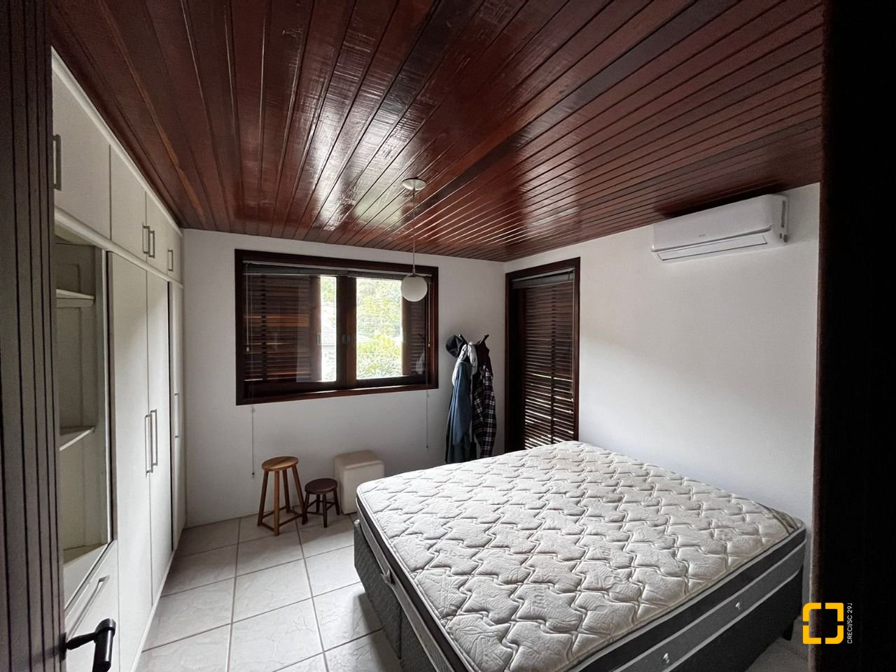 Casa com 327m², 7 quartos (sendo 1 suíte), 3 garagens, no bairro Trindade em Florianópolis
